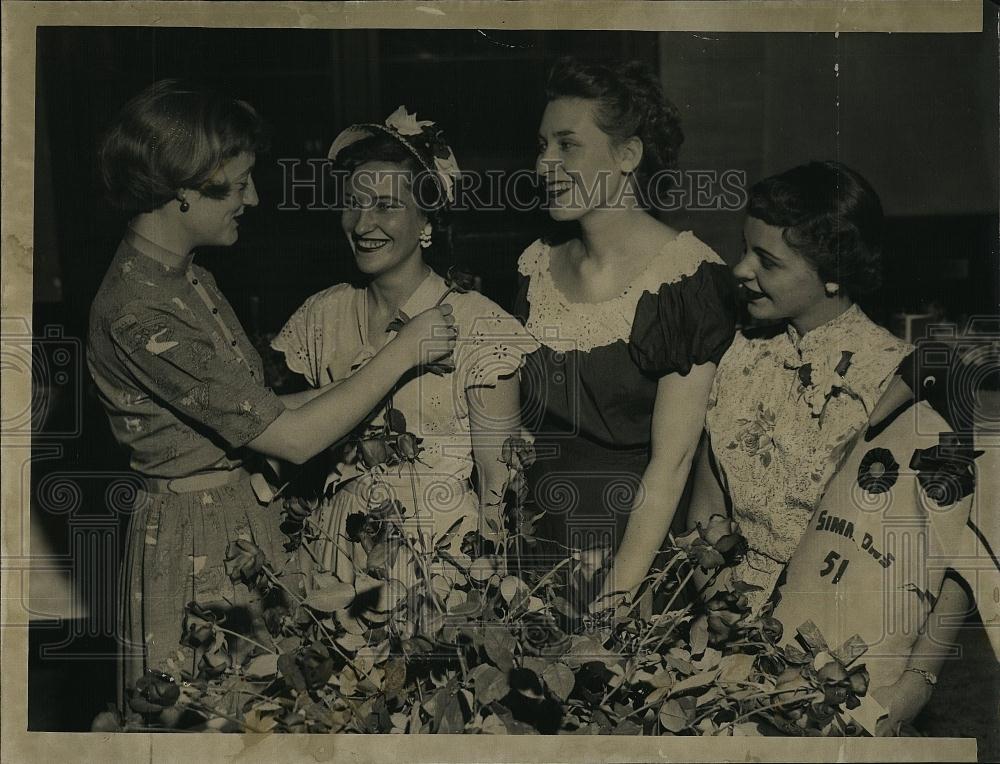 1951 Press Photo Seniors at Simmons College Mrs Jean Shaw, Shirley Shingold, - Historic Images