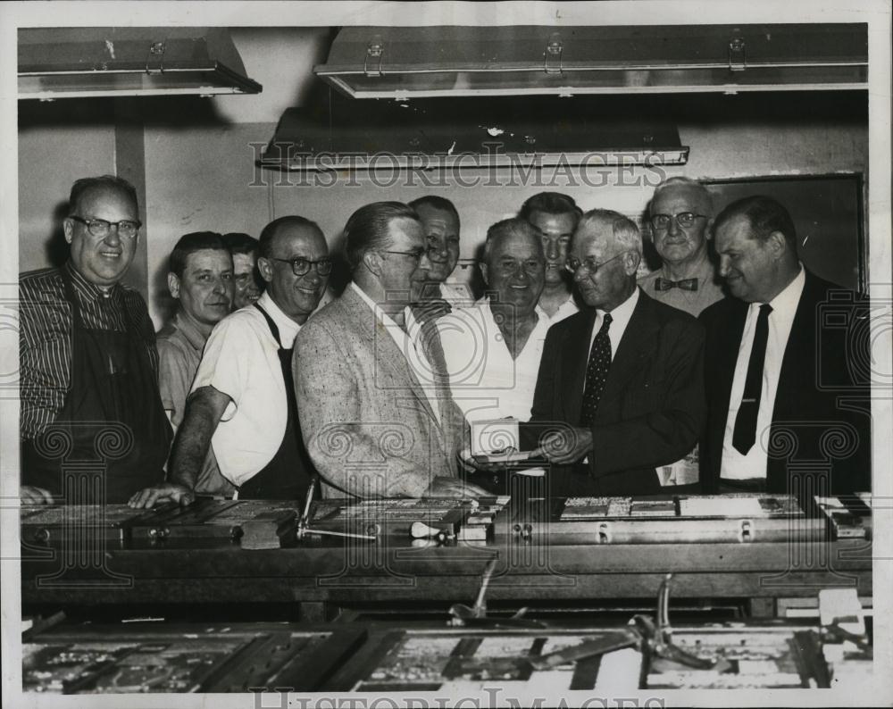 1959 Press Photo Record American worker James Cox retires after 22 yrs - Historic Images