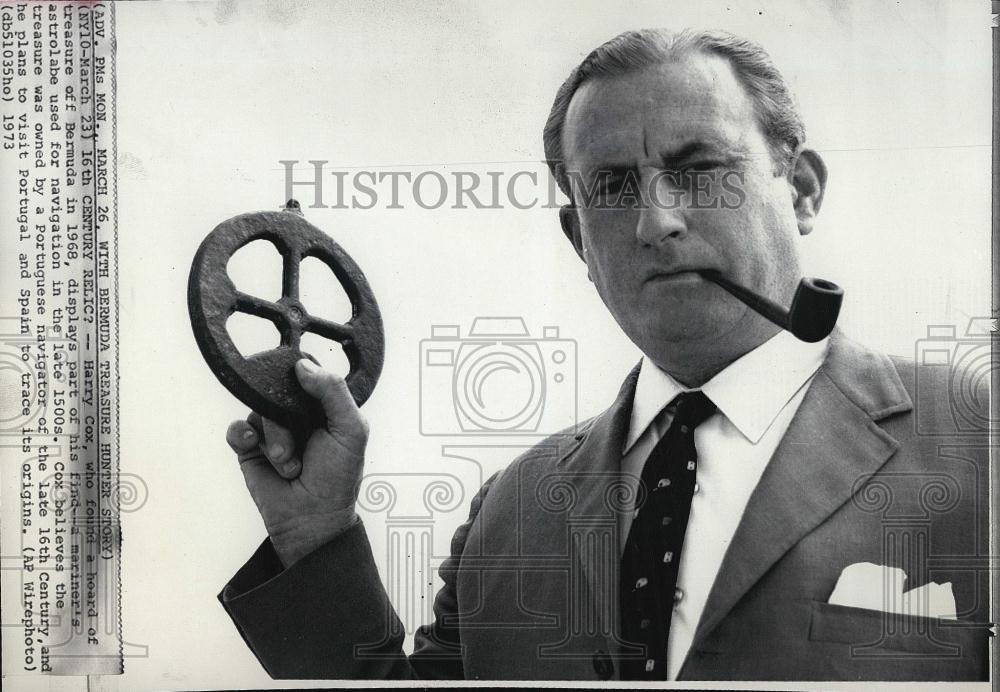 1973 Press Photo Harry Cox with salvaged astrolabe from 1500s shipwreck - Historic Images