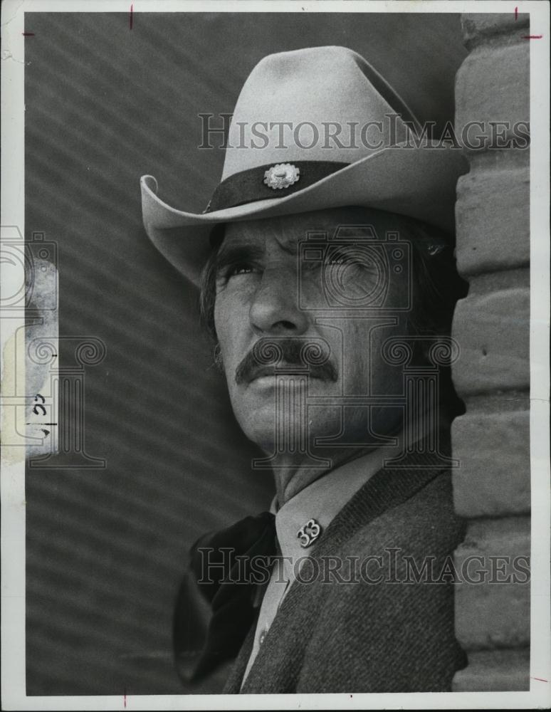 1976 Press Photo McCloud Film Actor Dennis Weaver Scene Cowboy Hat - RSL41291 - Historic Images