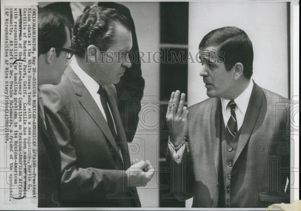 1969 Press Photo President Richard Nixon Chats With Martin Castillo White House - Historic Images