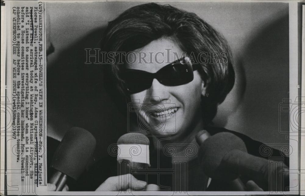 1967 Press Photo Marjorie Florea Powell Talks With Reporters - RSL97119 - Historic Images