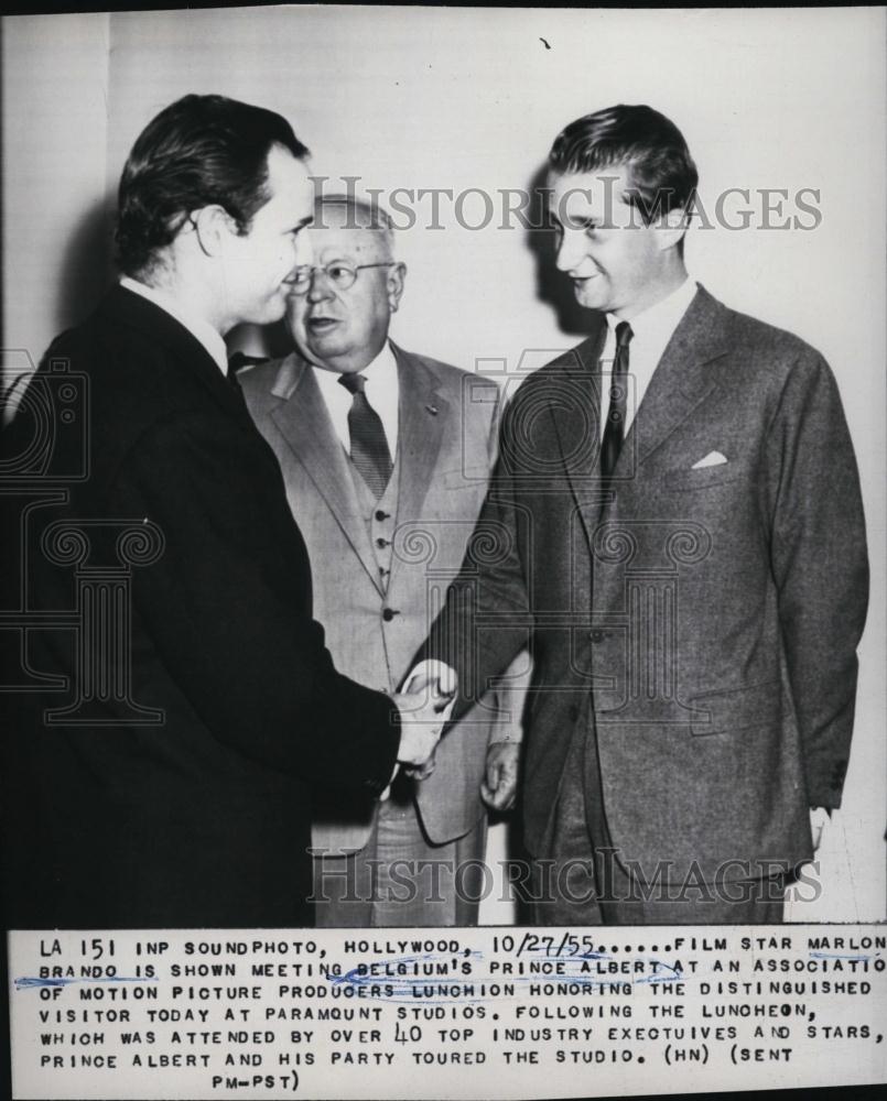 1955 Press Photo Actor Film Star Marlon Brando Meets Belgium Prince Albert - Historic Images