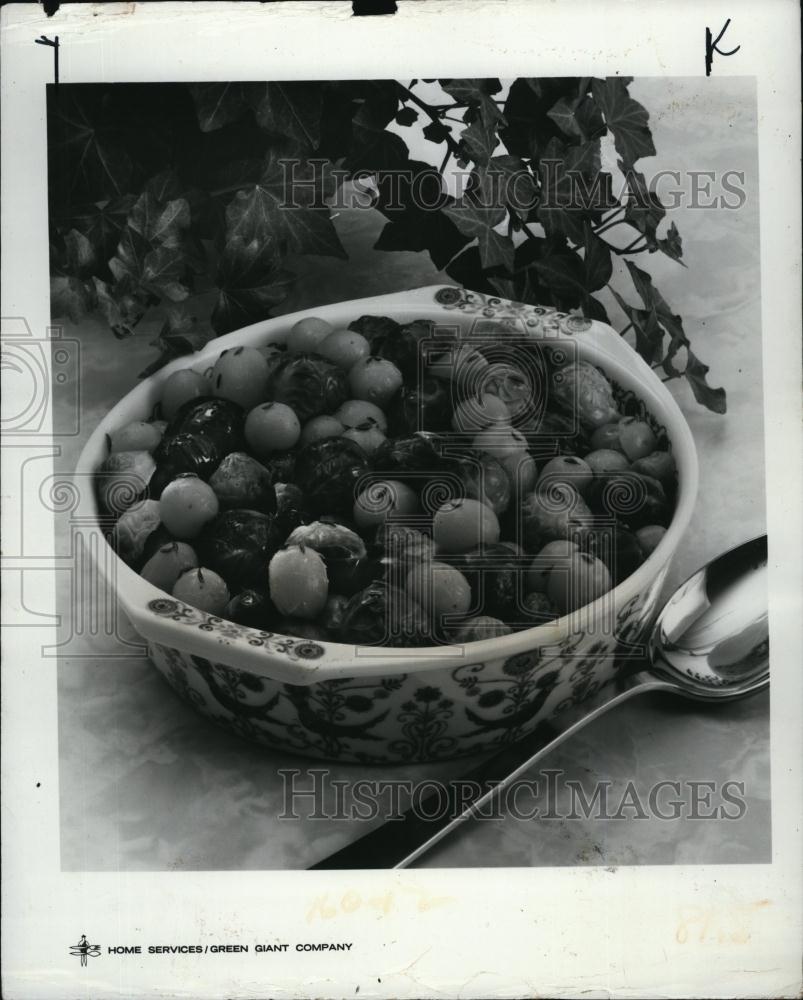 1973 Press Photo Give Sprouts Gourmet Treatment With Green Seedless Grapes - Historic Images