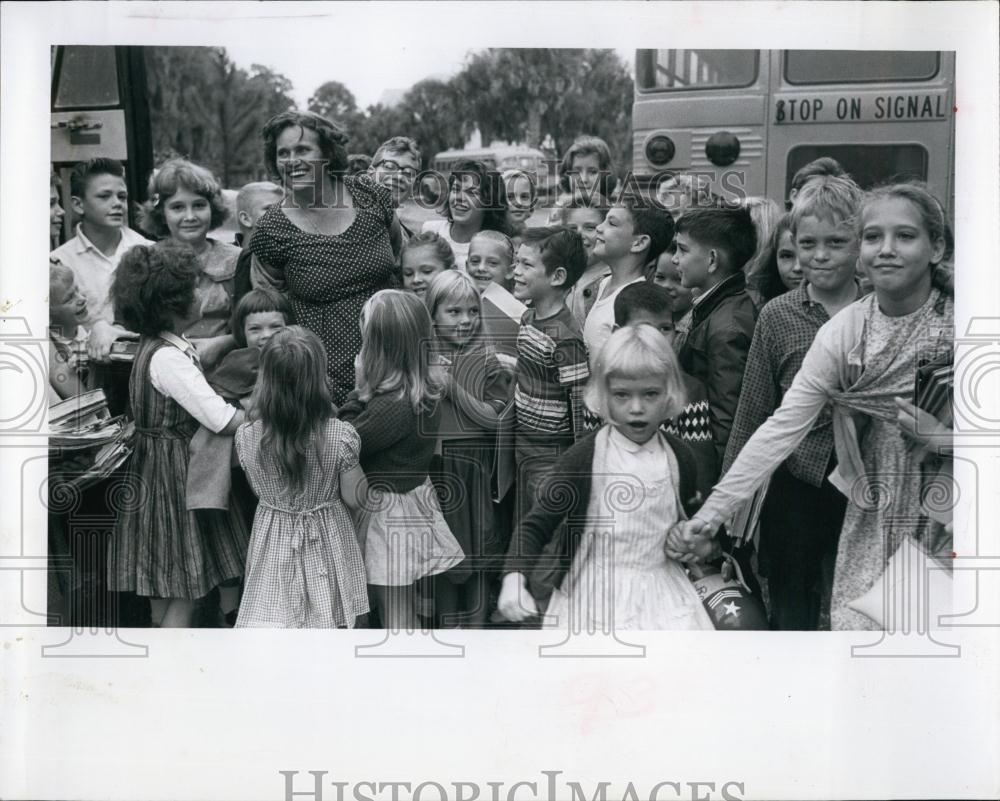 1963 Press Photo Fern Thomas with crowd of Children - RSL67567 - Historic Images