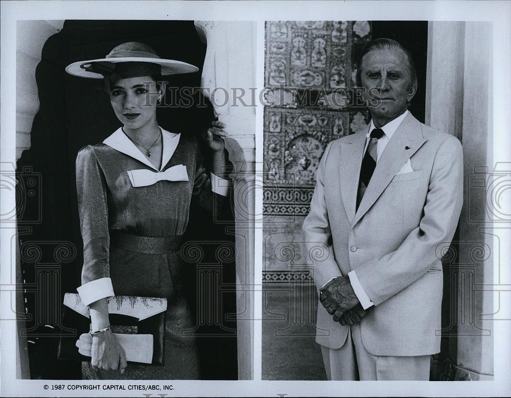 1987 Press Photo Kirk Douglas &amp; Mia Sara in &quot;Queenie&quot; - RSL90567 - Historic Images