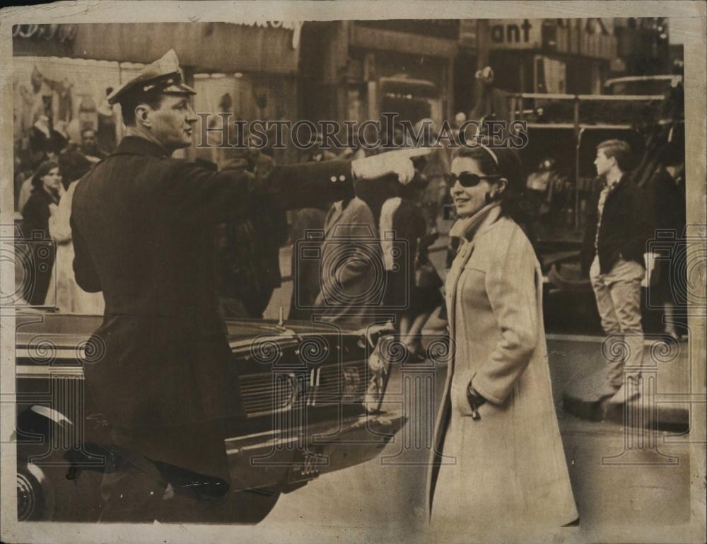 1966 Press Photo Pat Collins Jaywalks Across A Busy Street - RSL08623 - Historic Images