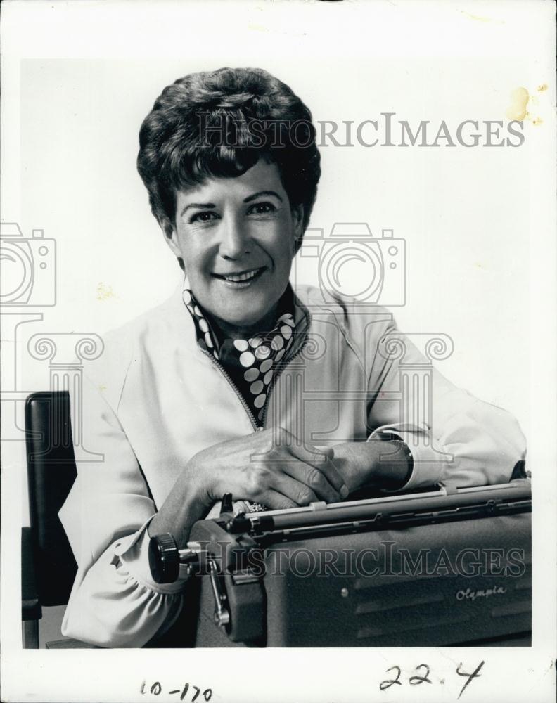 1977 Press Photo Financial Expert Sylvia Porter - RSL65399 - Historic Images