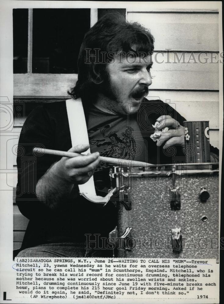 1974 Press Photo Trevor Mitchell Trying To Break Record For Continuous Drumming - Historic Images