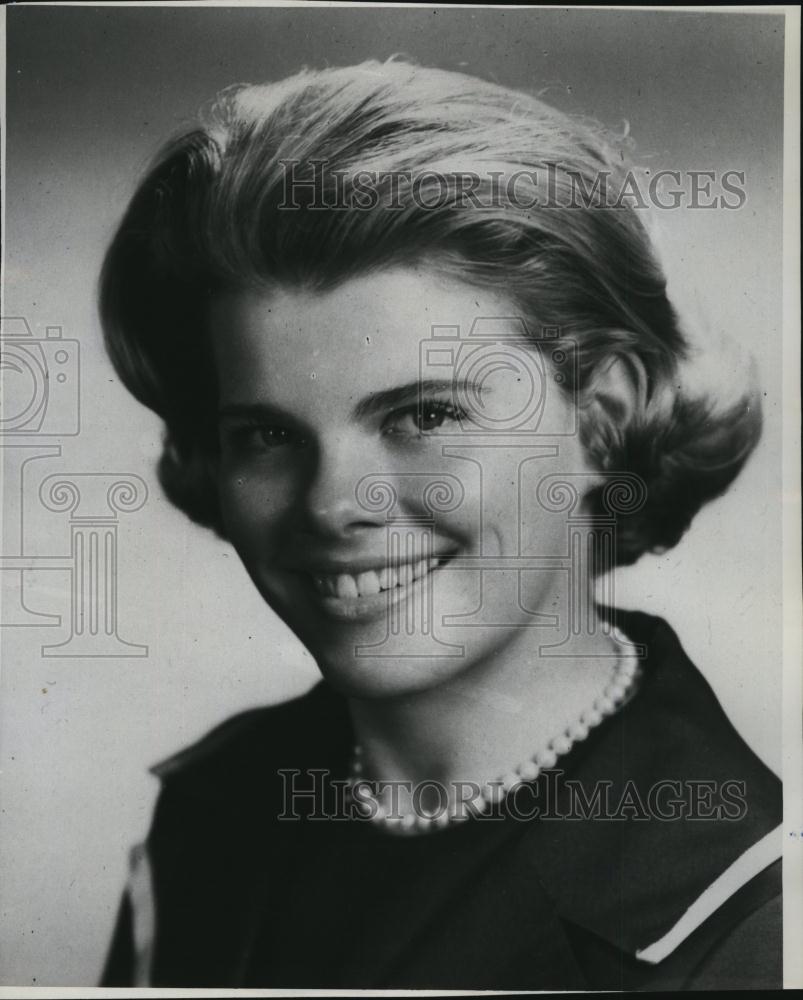 1965 Press Photo Linda Mailand, Talan Zipper Fashion Representative, Sewing - Historic Images