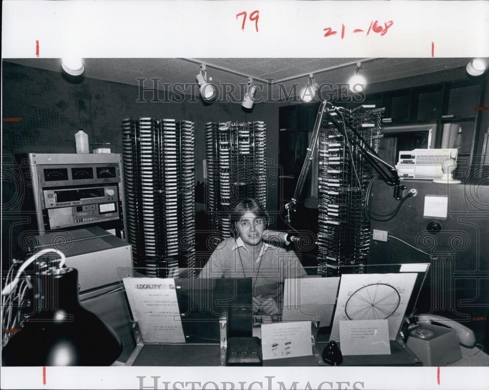 1982 Press Photo Music Director Chris Miller Deejay At WIQI FM - RSL69813 - Historic Images