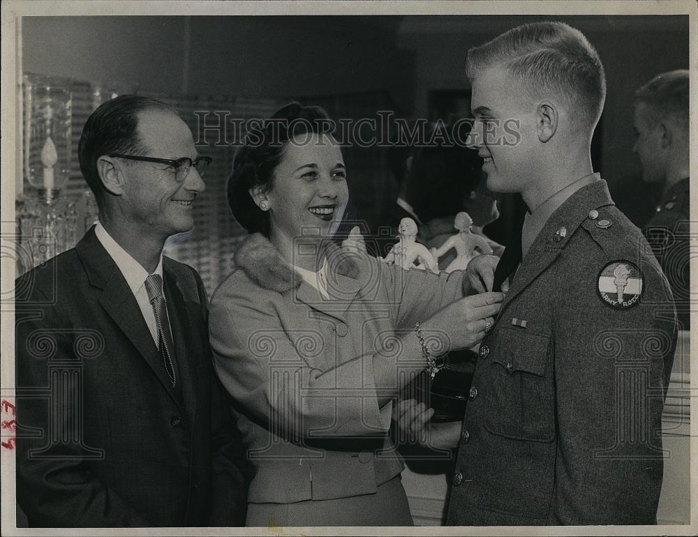 1959 Press Photo Mrs OJ Tooke, Mayor Tooke &amp; son Gary at Ky Mil Institute - Historic Images