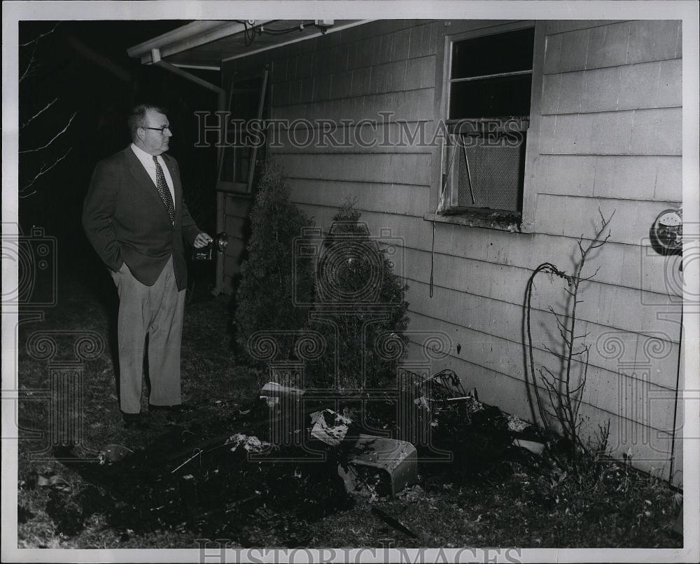 1957 Press Photo Fire Chief Lyman Brown where mom killed kids, burned house - Historic Images