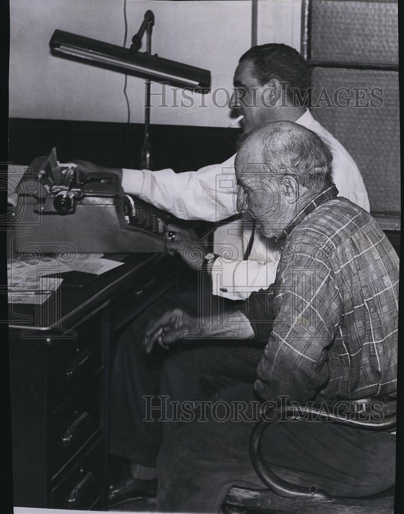 1963 Press Photo Louis Perna Booked By Detective V Mosua - RSL81735 - Historic Images