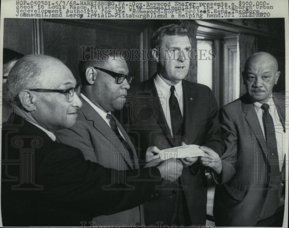 1968 Press Photo GovRaymond Shafer presented a check Pittsburgh Urban Dev - Historic Images