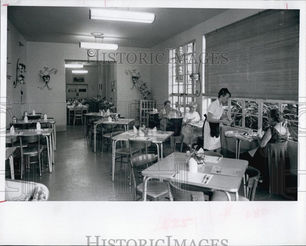 1966 Press Photo Taylor&#39;s Patio Restaurant in Detroit Hotel - RSL68593 - Historic Images