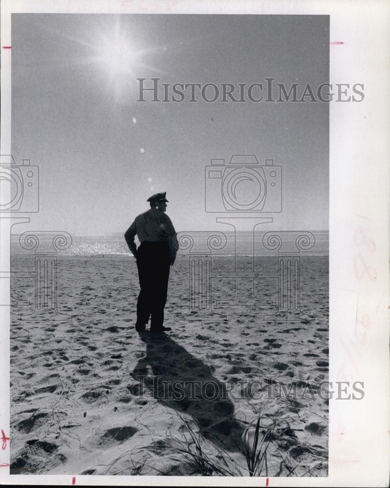 1971 Press Photo Bud Miles Policeman at beach - RSL63703 - Historic Images