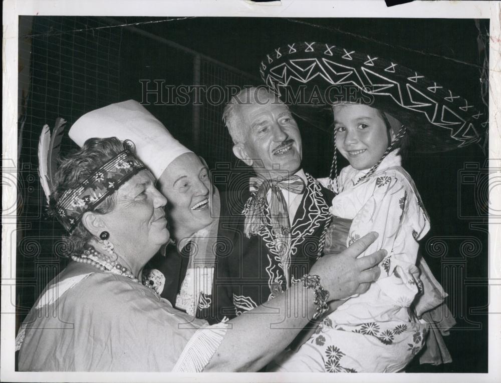 1963 Press Photo Mabel Giles in Cherokee Indian costume, Ellevene Karrstrom - Historic Images