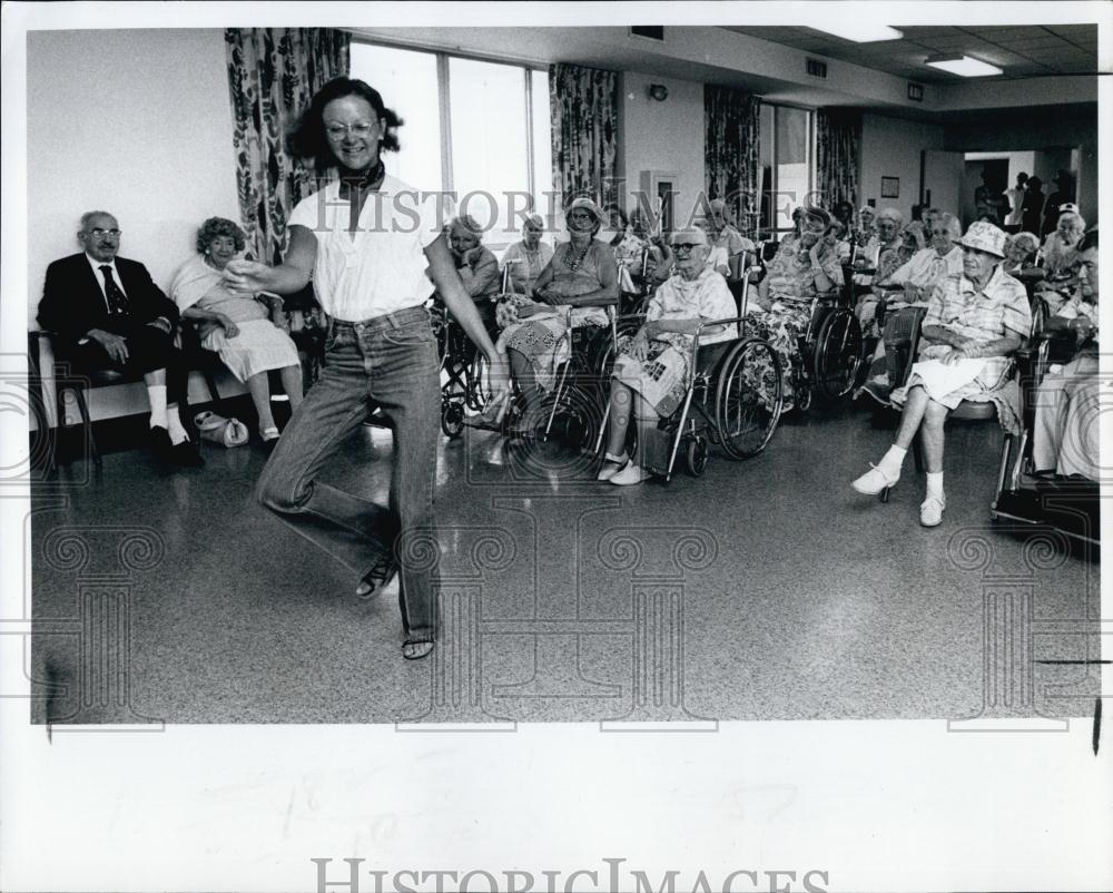 1978 Press Photo Roberta Portsmouth clogs at nursing home dancer singer - Historic Images