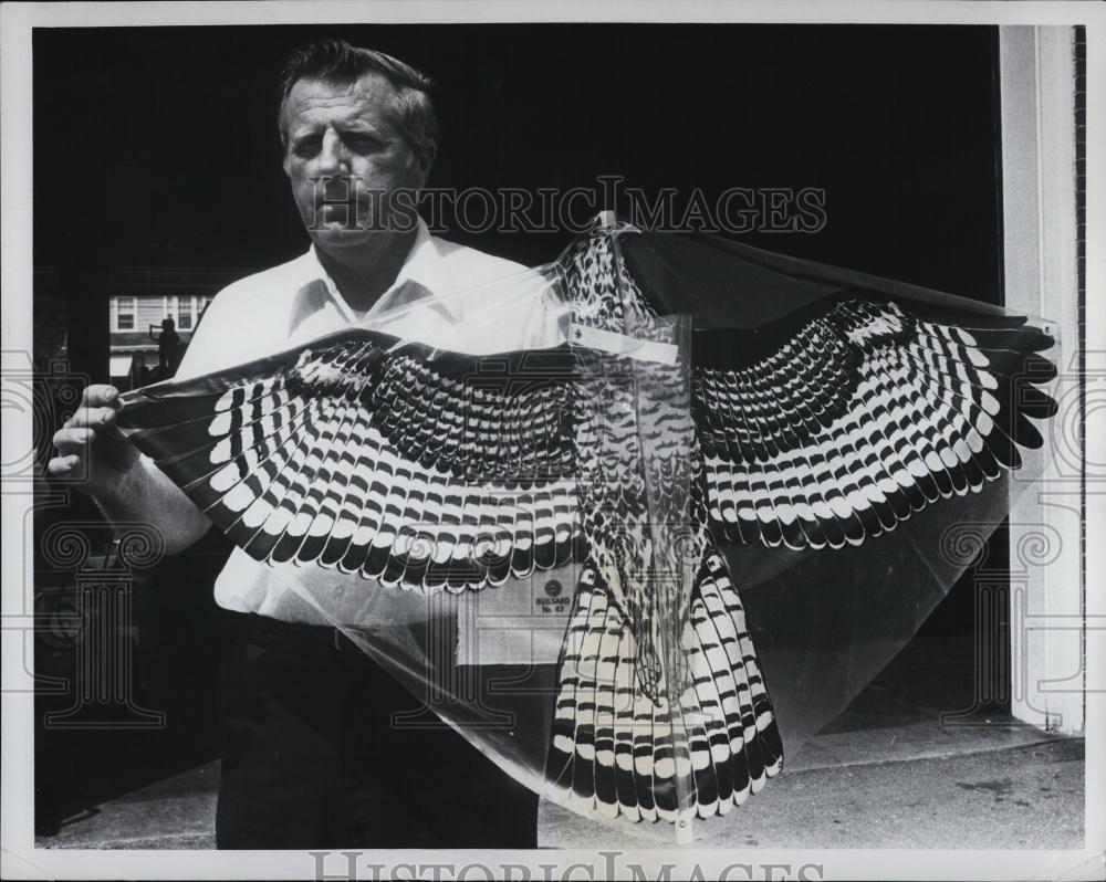 Press Photo Marblehead, Massachusetts Fire Chief William Withum holding kite - Historic Images