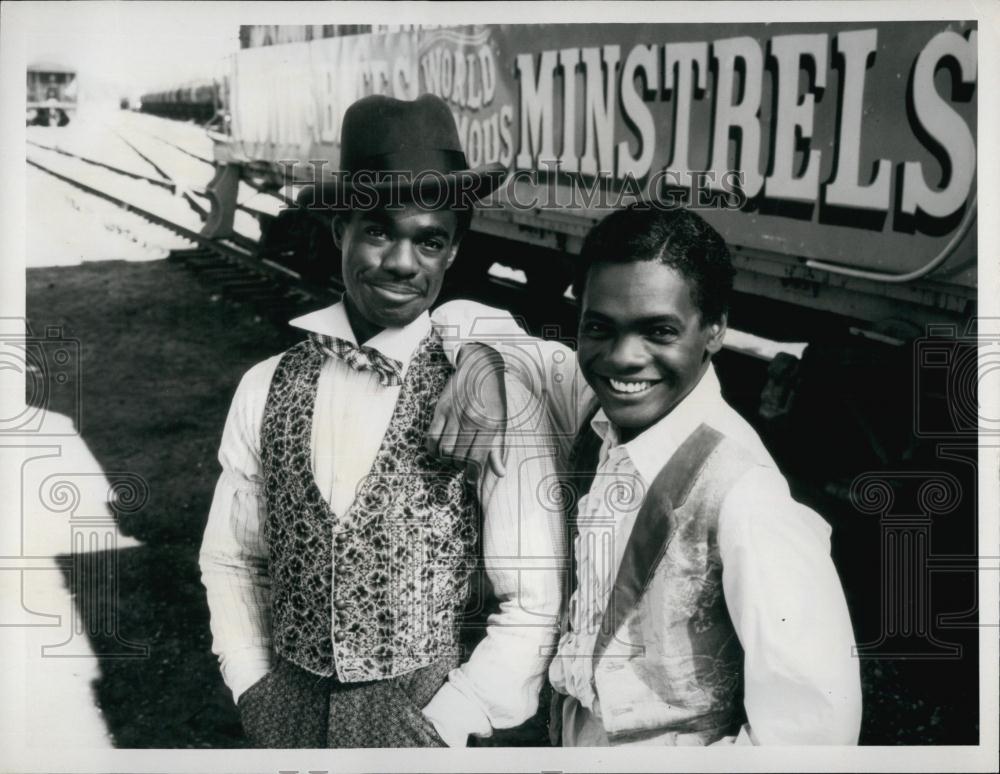 Press Photo Glynn Turman and Stanley Clay as brothers "Mobil Showcase" - Historic Images