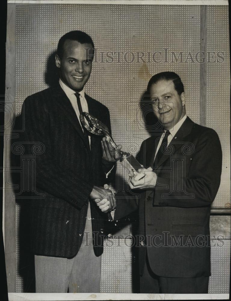 1959 Press Photo Popular Musician Harry Belafonte Receiving Dinah Award - Historic Images