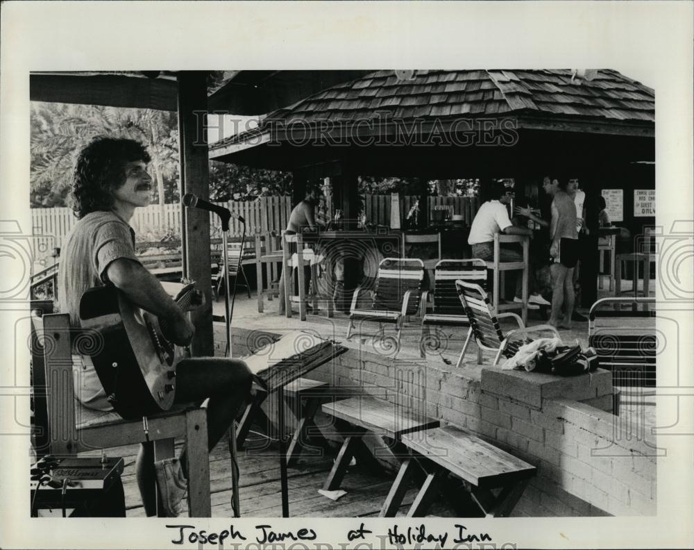 1981 Press Photo Musician Joseph James at Holiday Inn on Clearwater Beach, Fla - Historic Images