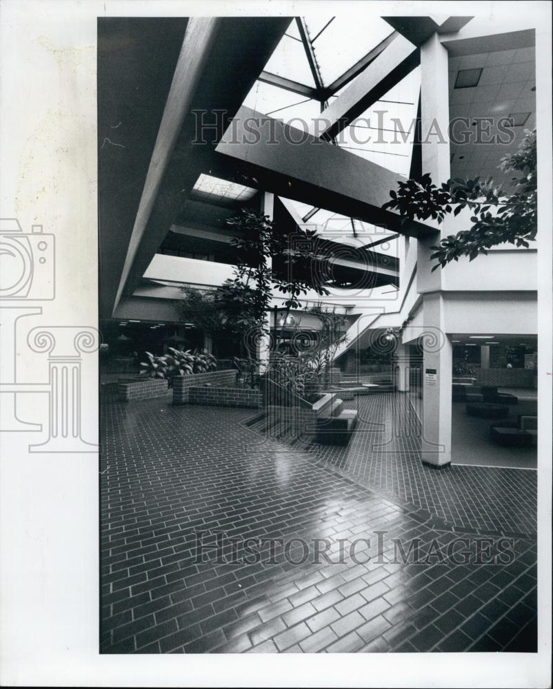 1980 Press Photo Indoor Park, Lounge, CafÃƒÂ© &amp; Promenade At Vo-Tech - RSL64213 - Historic Images