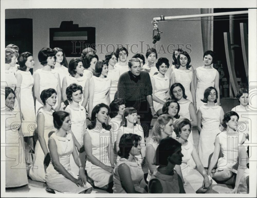 1955 Press Photo Singer Perry Como and a group of girl singers - RSL05625 - Historic Images