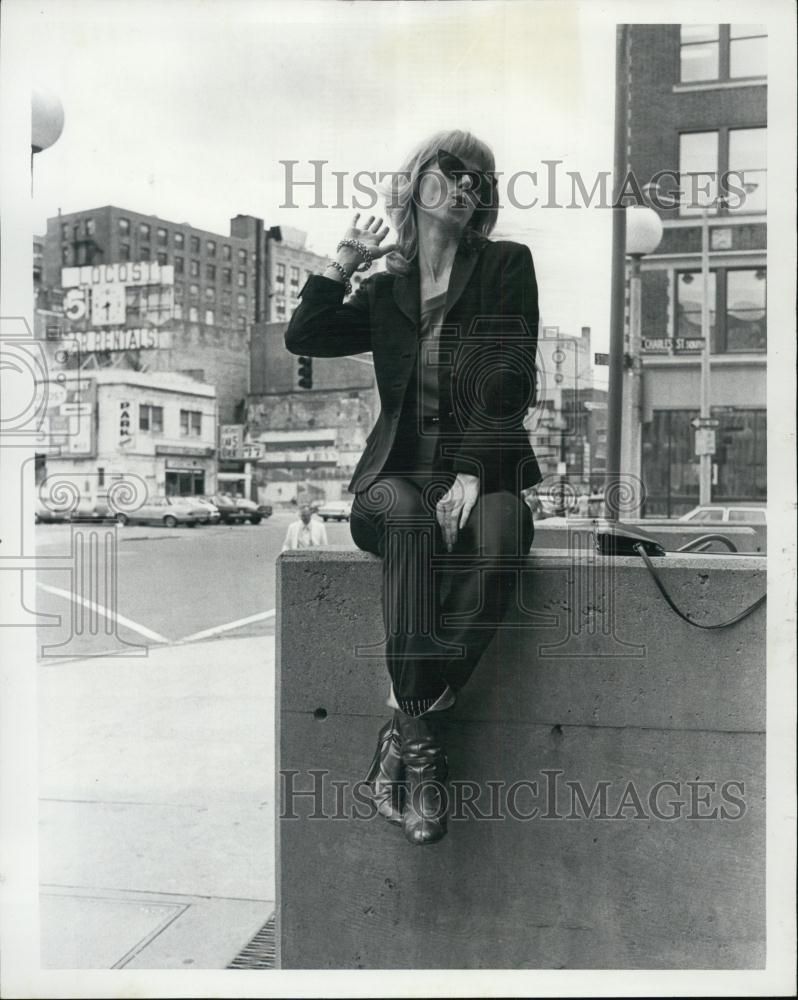 1980 Press Photo Singer Mande Dahl In Howard Johnsons Park Square Complex - Historic Images