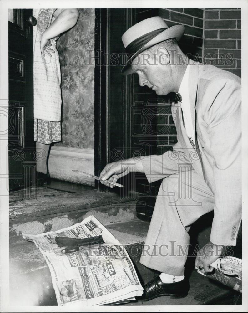 1969 Press Photo Detroit JOhn Connors with bill fold Knives found in sewer - Historic Images