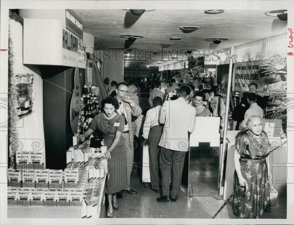 1956 Press Photo Florida Retail Groocers exhibit in St Petersburg - RSL69557 - Historic Images