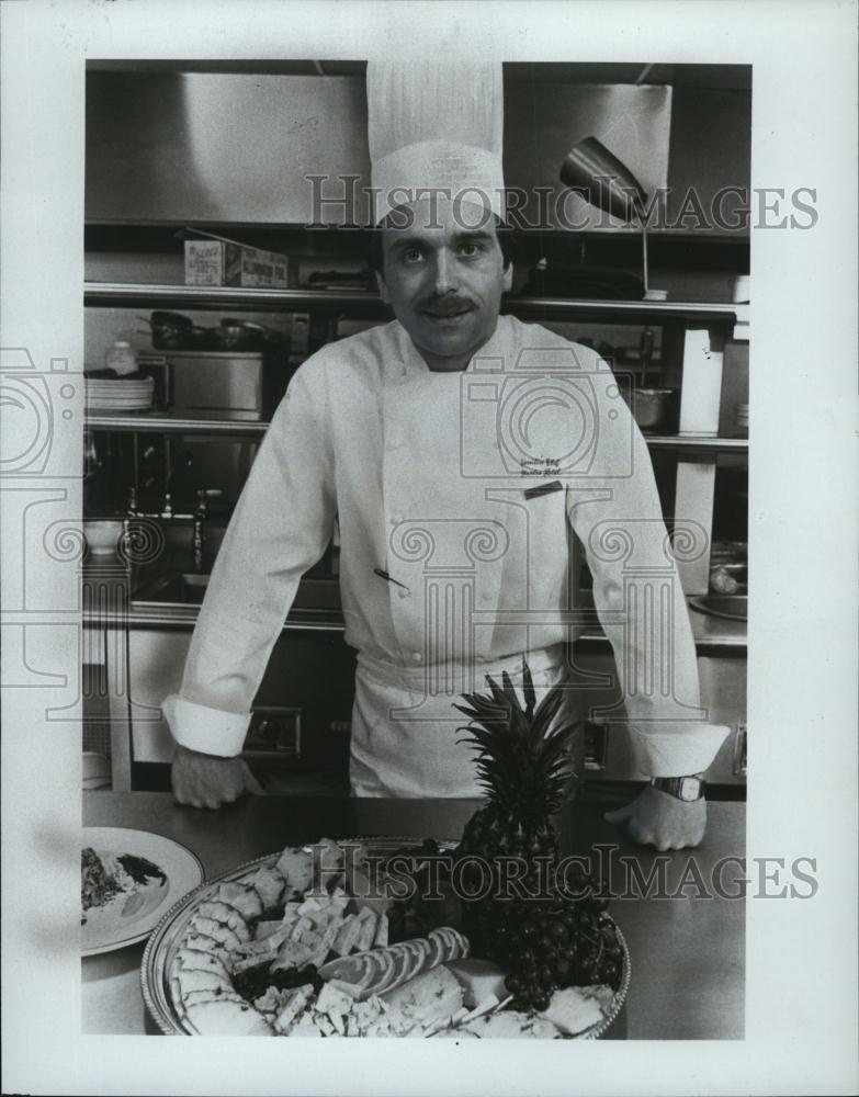 1986 Press Photo Executive Chef Walter Zuromski Rarrities Charles Hotel - Historic Images