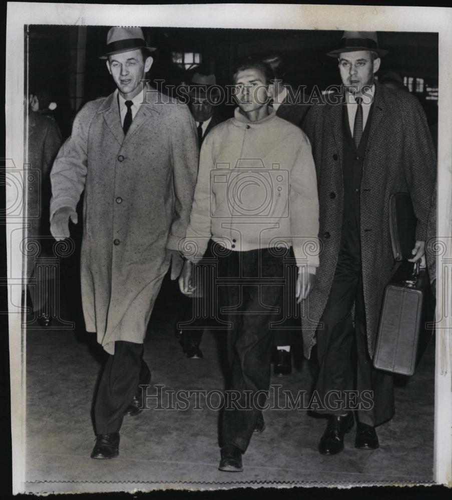 1959 Press Photo Murderer Robert Clifford Escorted From Union Station - Historic Images