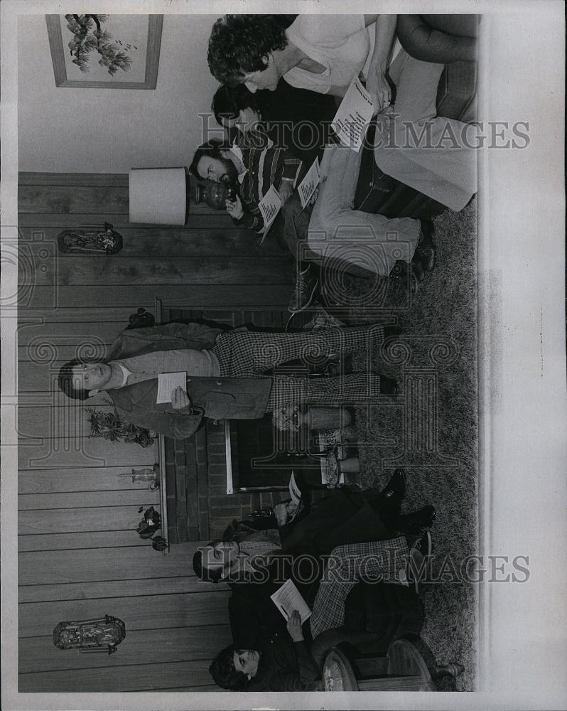 1976 Press Photo DeptMayor Robert Vey talked to neighbors on Vogel,West Roxbury - Historic Images