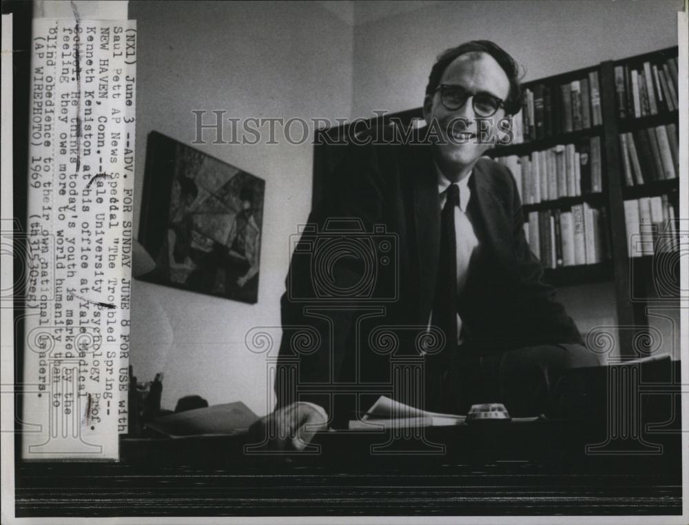 1969 Press Photo Yale Psychology Professor Kenneth Keniston - RSL95811 - Historic Images