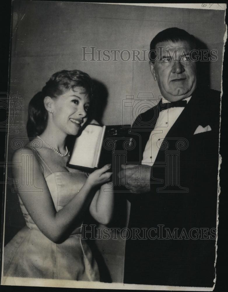 1959 Press Photo TV star Shari Lewis Golden Fleece award Elmer Ward President - Historic Images