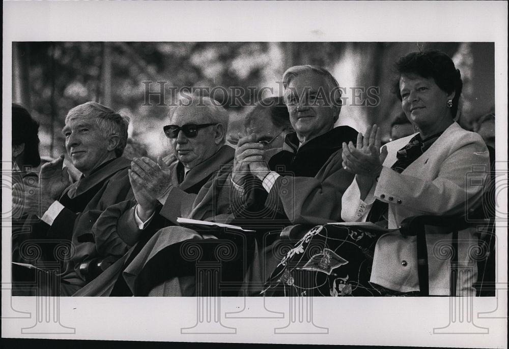 1992 Press Photo Violinist Isaac Stern, Derek Bok &amp; Gro Harlem Brundtland - Historic Images