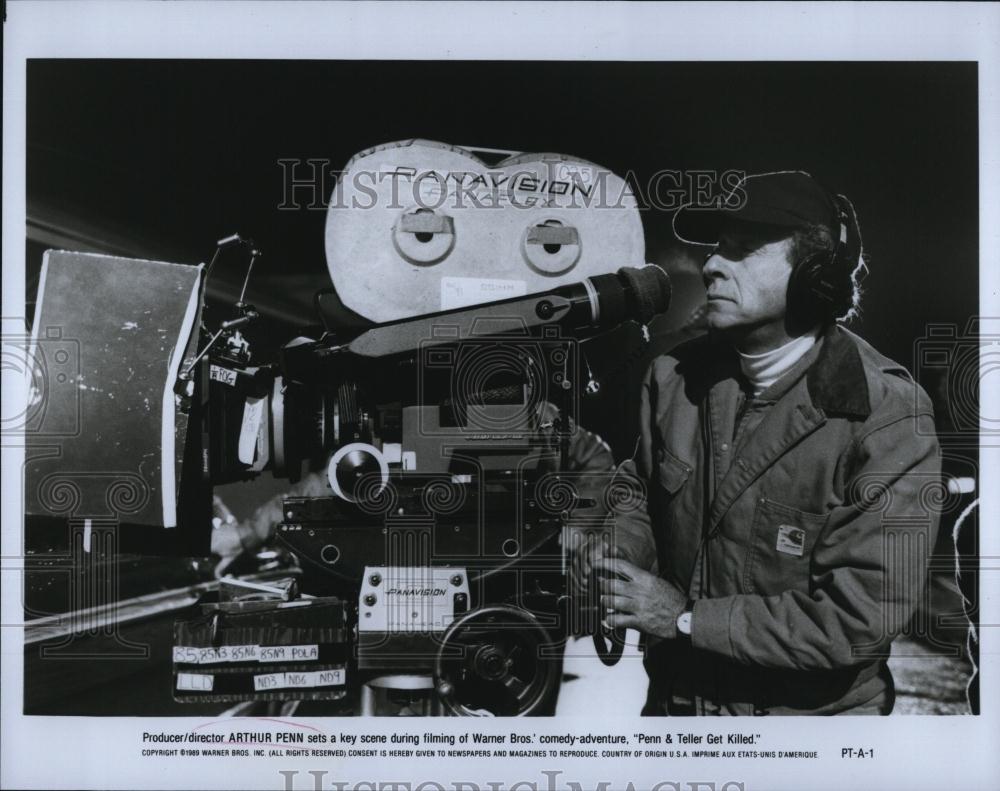 1989 Press Photo Arthur Penn producer director on &quot;Penn &amp; Teller Get Killed&quot; - Historic Images