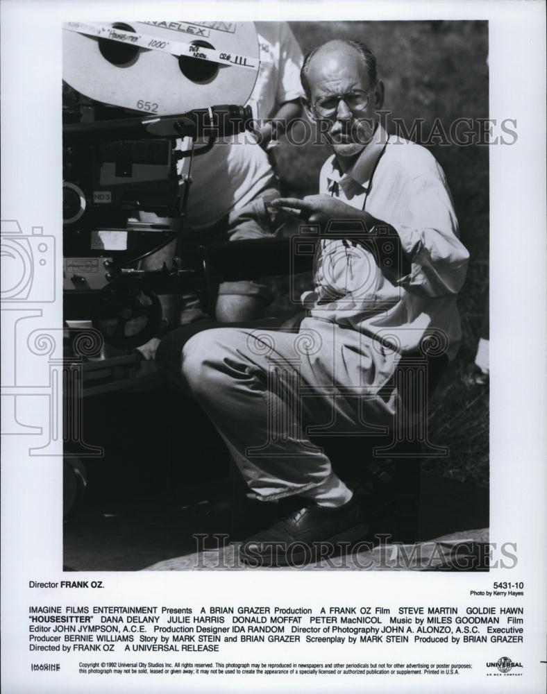 1992 Press Photo Director Frank Oz On Set Of Housesitter Comedy Movie Film - Historic Images