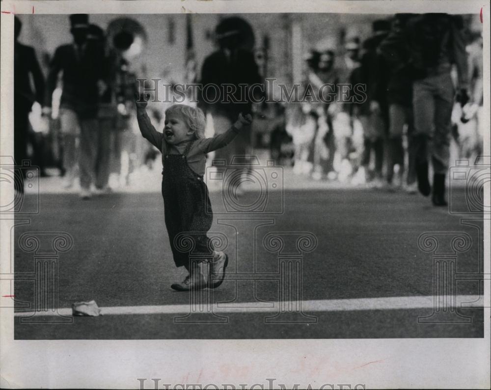 1970 Press Photo Robin Marie Hartgen Runs Into Street, Veterans Day Parade - Historic Images