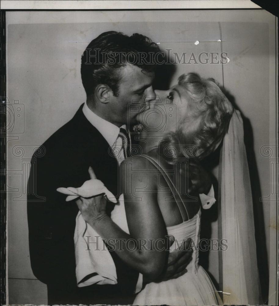 1959 Press Photo American Tv Star Ron Starr kiddes his bride Greta Thyssen - Historic Images