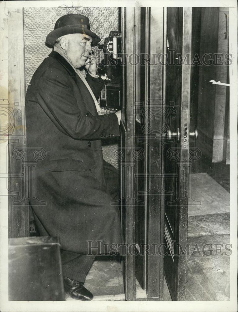 1943 Press Photo Ace Sleuth PLans trap Raymond Schiindler NY Investigator - Historic Images