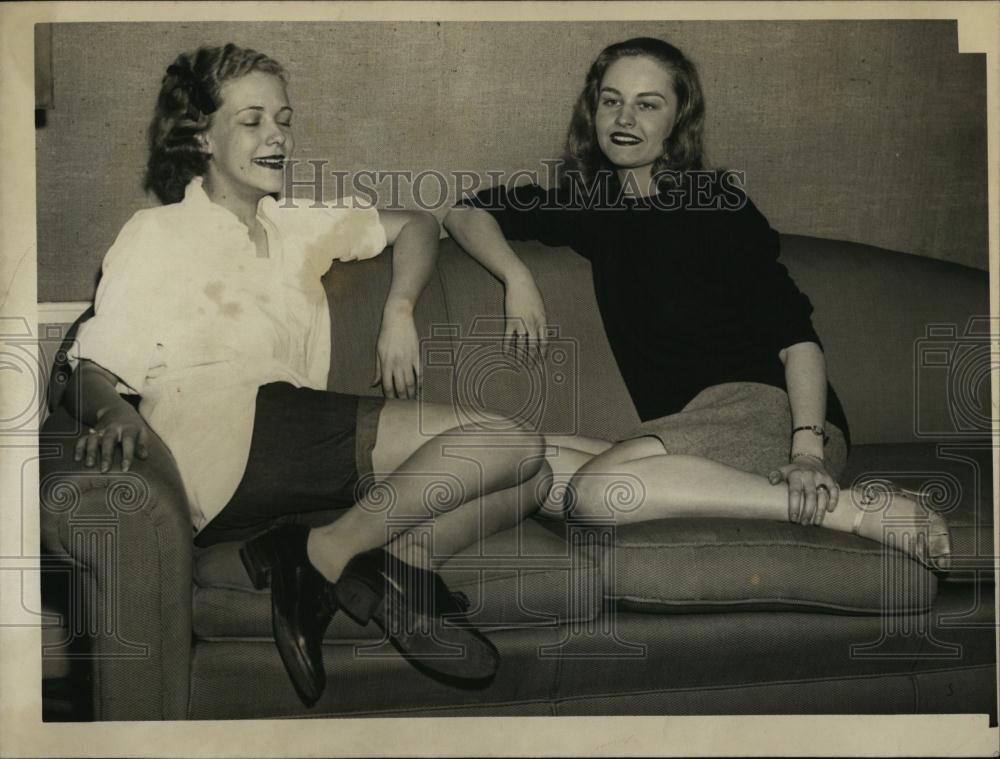 1945 Press Photo Mary Lou Ward &amp; Joan Kuebler for a school play - RSL07667 - Historic Images