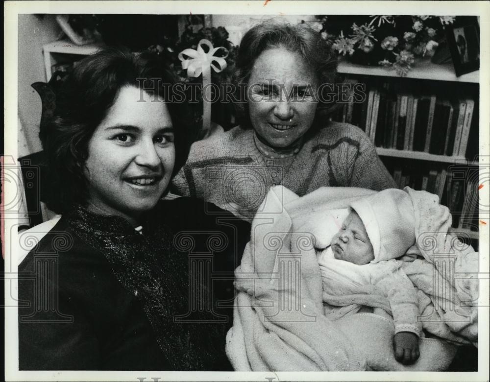 Press Photo Kathleen Kennedy Townsend and Ethel Kennedy with baby Rose - Historic Images