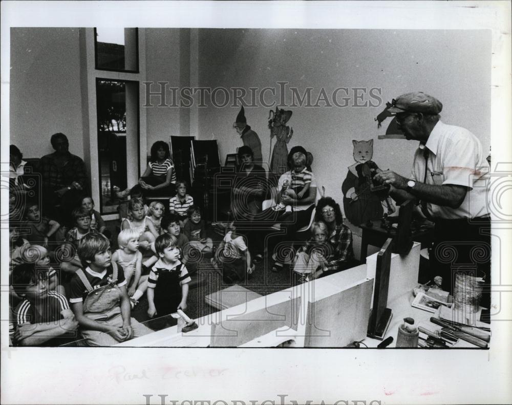 1983 Press Photo Children watched as Puppeteer Paul Zecher works - RSL97527 - Historic Images