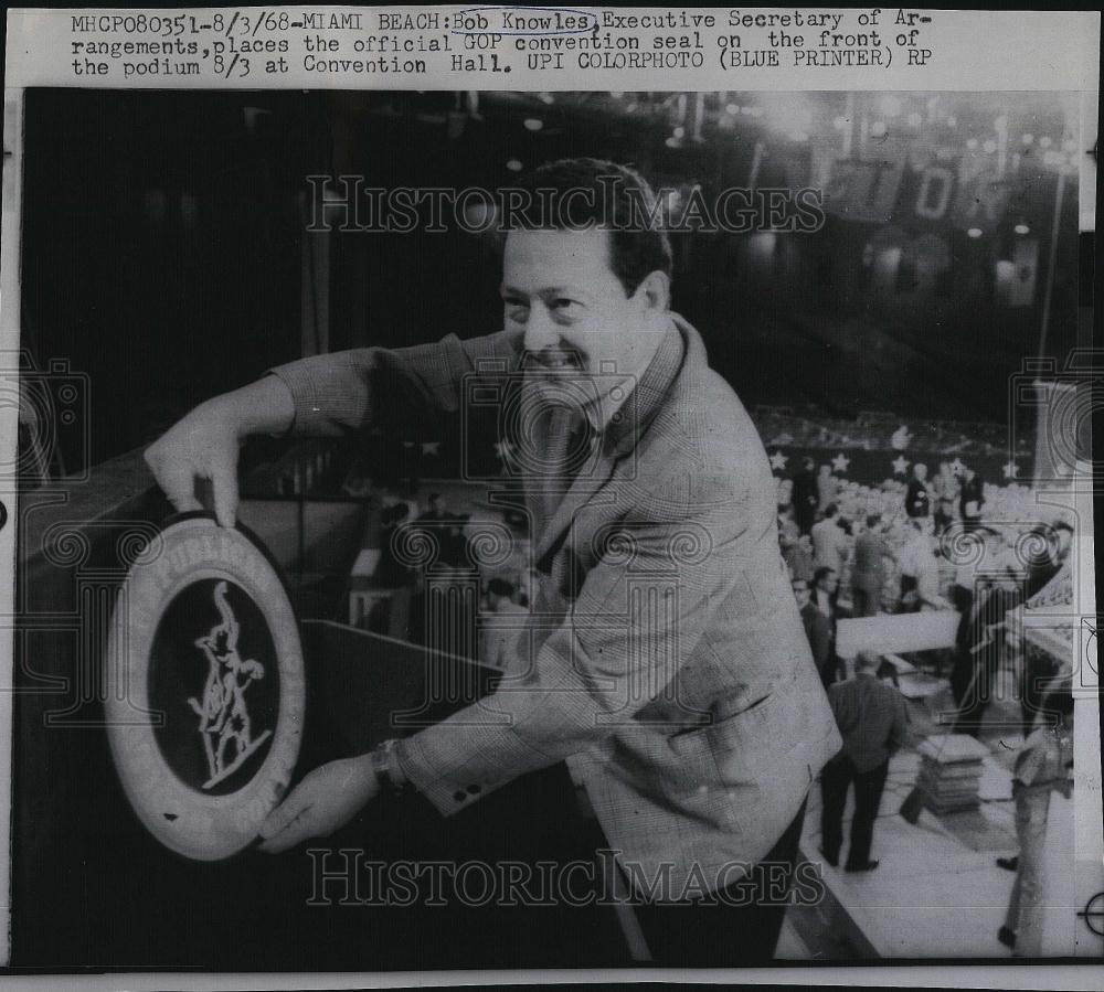 1968 Press Photo Bob Knowles Places Seal On Podium At Republican Convention - Historic Images