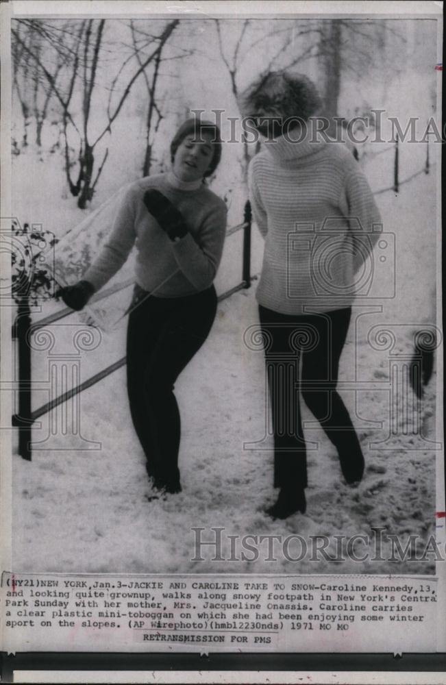 1971 Press Photo Caroline Kennedy, Mother Mrs Jacqueline Onassis - RSL92941 - Historic Images