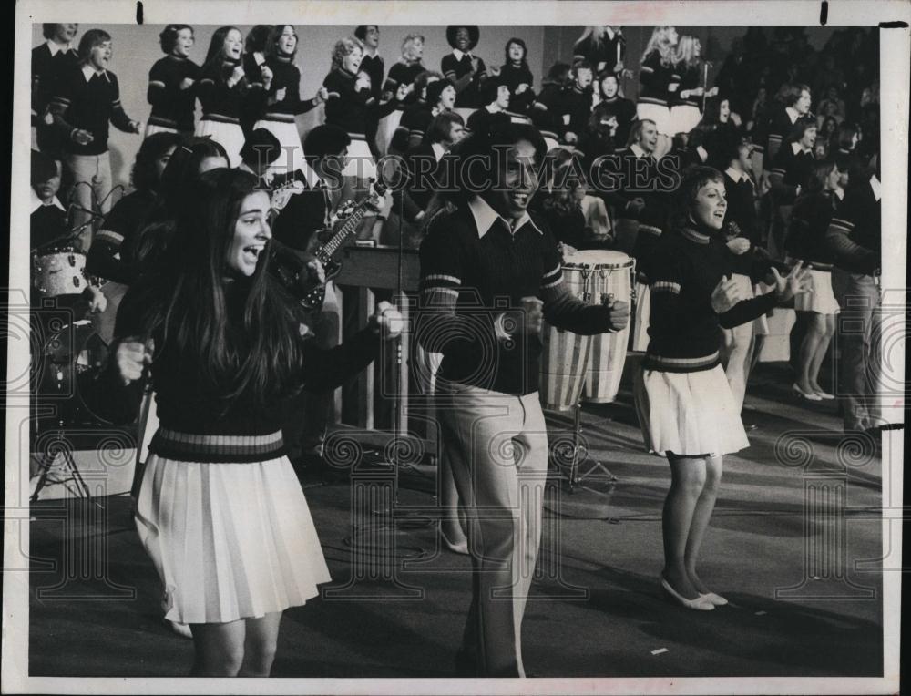 1973 Press Photo Erneste Arujo &amp; troup for &quot;Up With People&quot; musical - RSL95631 - Historic Images