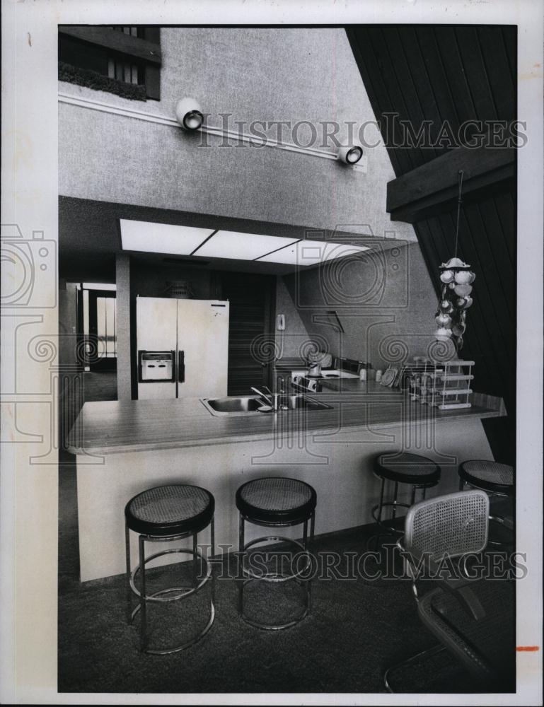 1975 Press Photo Kitchen, Dining Area, Bar Stools, Bob, Cynthia Cadreca Home - Historic Images